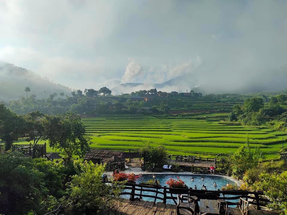 view-suoi-khoang-nong-tram-tau-ngam-ruong-bac-thang